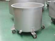 特注製品の紹介:原料調合用移動タンク