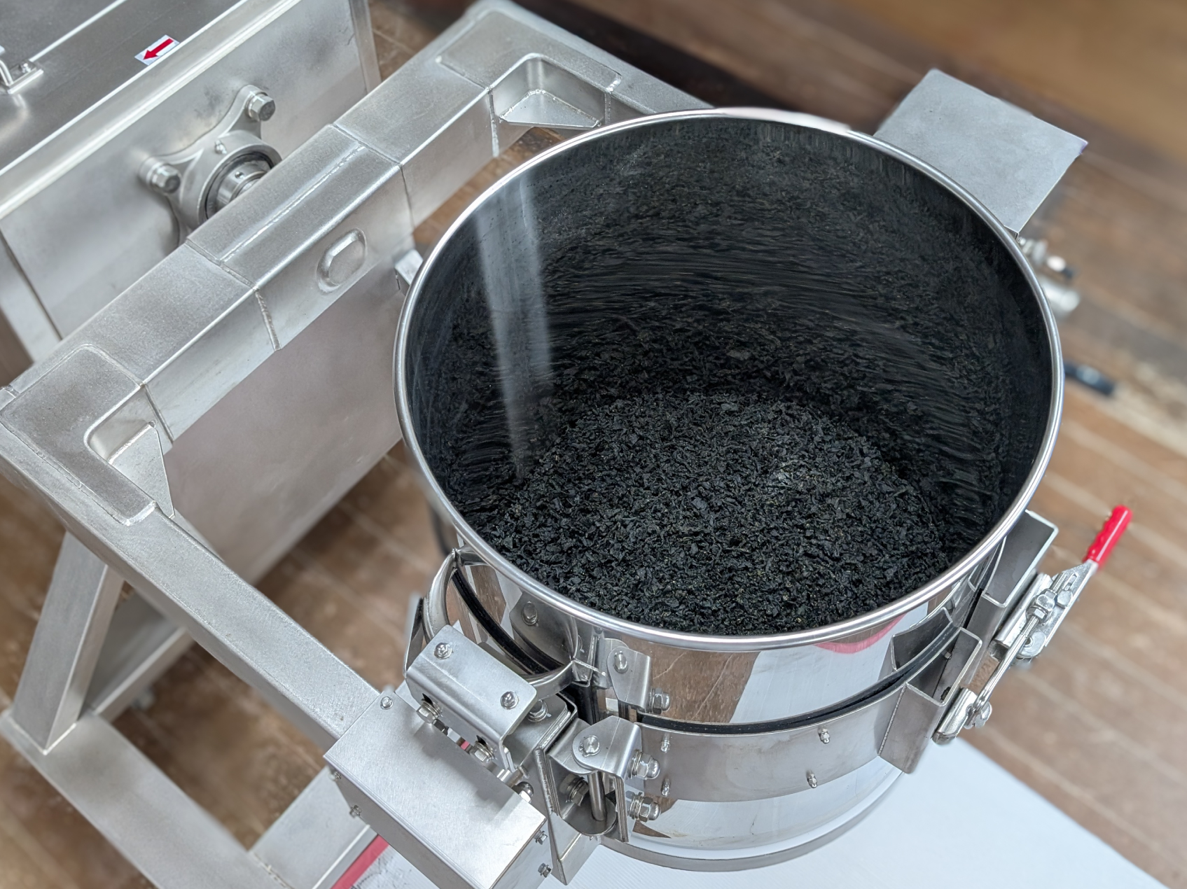 【お客様の声】手作業混合からの脱却!
6人作業を2人で実現、生産効率と作業負担を大幅改善